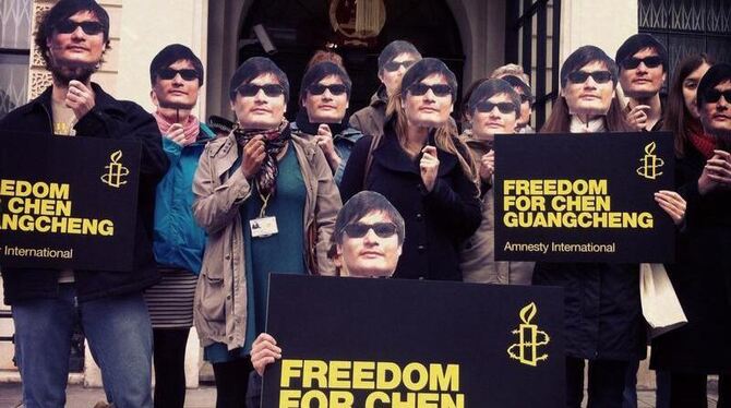 Aktivisten von Amnesty International demonstrieren für den chinesischen Bürgerrechtler Chen Guangcheng in London. Foto: Amnes