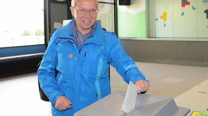 Anke Spoorendonk, Spitzenkandidatin des SSW (Südschleswigscher Wählerverband) gibt im Wahllokal in Harrislee ihre Stimme ab.