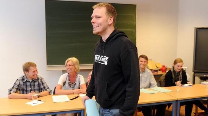 Der Spitzenkandidat der Piratenpartei für die Landtagswahl in Schleswig-Holstein, Torge Schmidt, im Wahllokal in Büdelsdorf.