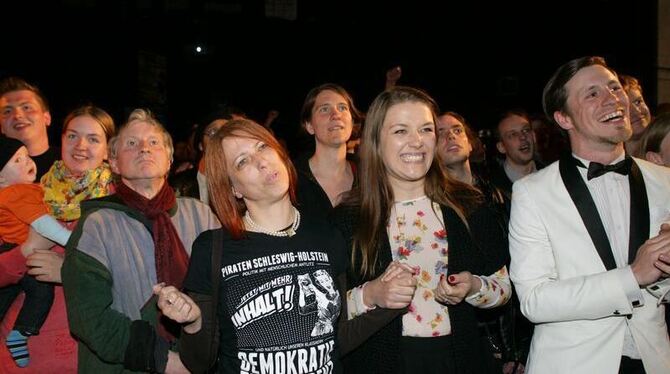 Mitglieder der Piratenpartei verfolgen  in Kiel die Bekanntgabe der ersten Prognosen zur Landtagswahl Schleswig-Holstein. Fot