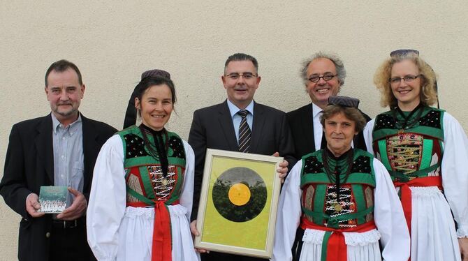 Für die Nachwelt gerahmt: Die historische Betzinger Schallplatte mit (von links) ihrem Entdecker Michael Schödel, Gabriele von M