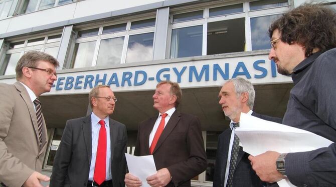 Fünf Männer, eine Meinung: Claus Schmiedel (Mitte), der Vorsitzende der SPD-Landtagsfraktion, will sich ebenso für einen G-9-Zug