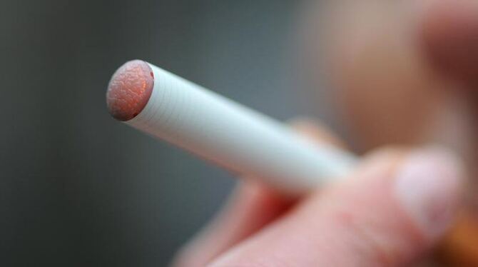 Die Gefahren des Passiv-Dampfens bei E-Zigaretten sind umstritten. Foto: Marcus Brandt/Archiv
