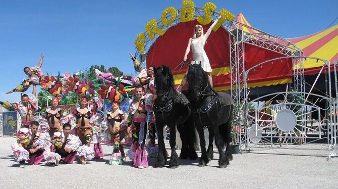 Karibik trifft auf klassische Zirkuskunst: Artisten aus Kuba und Stephanie Probst, nach eigenen Angaben die derzeit jüngste Tier