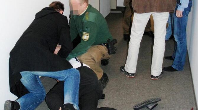 Das Foto vom 15.11.2010 zeigt die Festnahme eine pensionierten Polizeibeamten in Schechen im Landkreis Rosenheim (Oberbayern)