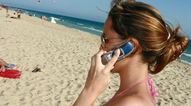 Mobiles Telefonieren aus dem Ausland wird immer preiswerter. Foto: Jens Kalaene/Archiv