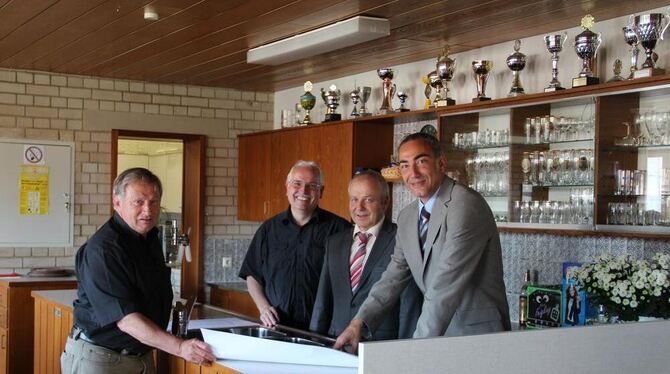 Stellten die Pläne für die Sanierung des Gemeindezentrums vor (von links): Kirchengemeinderatsmitglied Günter Polanz, Diakon Rud