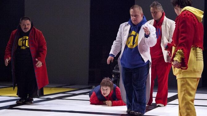 Ein verantwortungsloses Experiment an einer Gehbehinderten endet für sie tödlich. Von links: Bahattin Güngör, Franziska Schiller Ein verantwortungsloses Experiment an einer Gehbehinderten endet für sie tödlich. Von links: Bahattin Güngör, Franziska Schiller