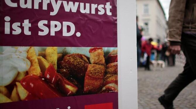 Das etwas andere Wahlplakat: Mit dem Slogan »Currywurst ist SPD« wirbt die Partei in der Kölner Innenstadt um Wähler. Foto: O