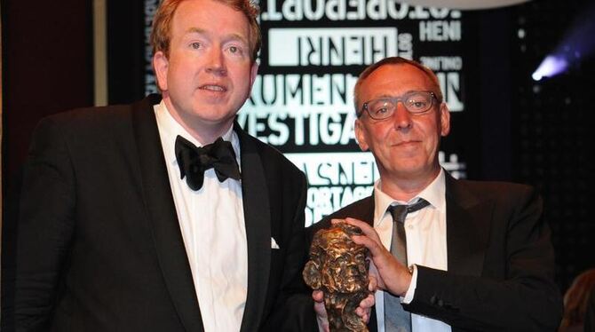 Martin Heidemanns (r) und Nikolaus Harbusch posieren mit ihrem Preis in der Kategorie Beste investigative Leistung. Foto: Ang