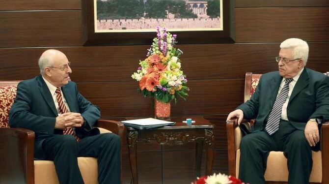 Netanjahus Gesandter Izchak Molcho im Gespräch mit dem Palästinenserpräsidenten Mahmud Abbas. Nach dem Treffen in Ramallah ha