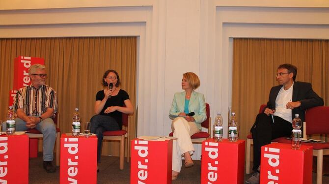 Günter Busch, stellvertretender Verdi-Landesbezirksleiter und Fachbereichsleiter Gesundheitswesen, Susanne Heuser, Personalrätin Günter Busch, stellvertretender Verdi-Landesbezirksleiter und Fachbereichsleiter Gesundheitswesen, Susanne Heuser, Personalrätin