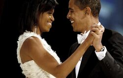 US-Präsident Barack Obama tanuzt mit seiner Ehefrau Michelle Obama bei der Amtseinführung 2009. Foto: Mark Wilson