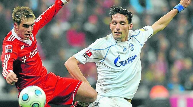 Im Duell mit Philipp Lahm: Kevin Kuranyi (rechts), hier noch im Trikot des FC Schalke 04.  FOTO: DAPD