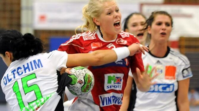 Der Vorjahres-Zweite Oltchim Valcea (weißes Trikot) und Titelverteidiger Byasen (rot) sind wieder in Bad Urach am Start.