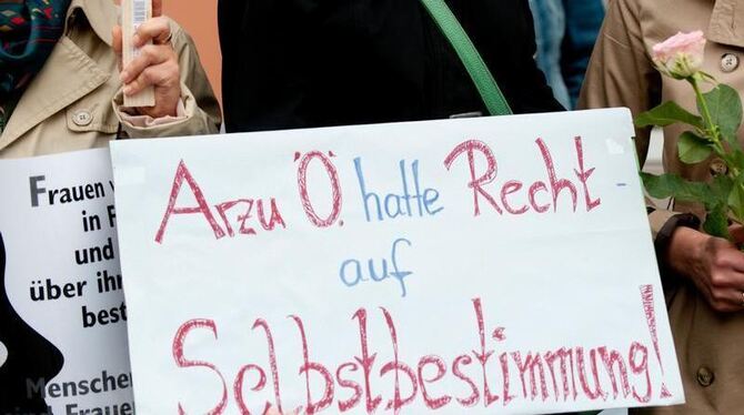 Demonstration vor dem Landgericht in Detmold: Fünf Geschwister der entführten und ermordeten Kurdin Arzu Ö. müssen sich vor d