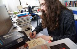 Routiniert redigiert Ruwen Röhm an seinem Arbeitsplatz: Das Transkribieren mittelalterlicher Handschriften gehört zu seinen Hilf