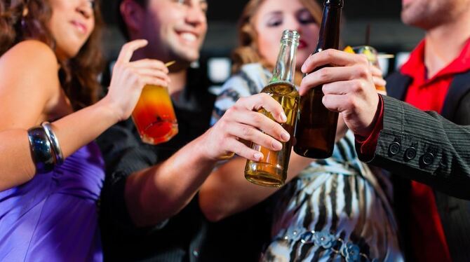 Auf Partys sein Getränk nicht aus den Augen lassen. Symbolfoto: Fotolia