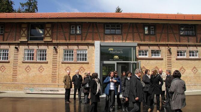 Festgäste vor dem neuen Marbacher Informationszentrum. FOTO: KOZJEK