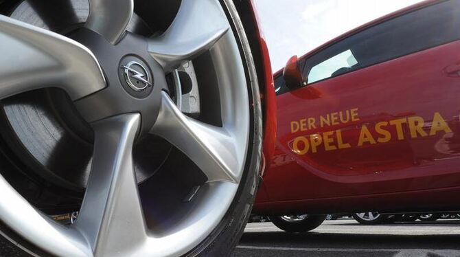 Opel Astra-Testwagen stehen am Opel-Stammwerk in Rüsselsheim auf einem Parkplatz. Der zum Sparen gezwungene Autobauer verlage