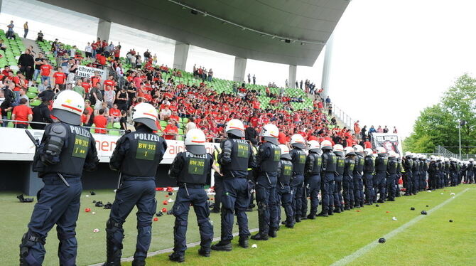 Vereine setzen weiter auf Polizeischutz wie hier zum Beispiel beim Spiel des SSV gegen Ulm in Reutlingen.