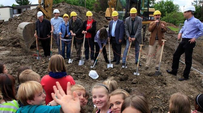 Auftakt für den FES-Neubau (mit Spaten von links): Architekt und Projektplaner Jochen Schmid, Robert Theurer (Theurer Hoch- und