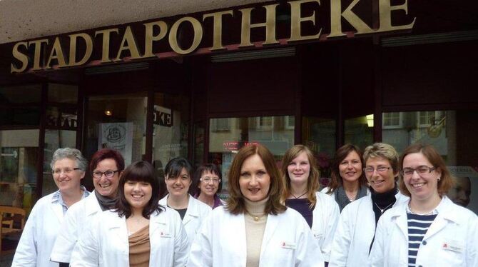 Sabine Barthold-Dreher mit ihrem Team vor der heutigen Apotheke in der Kirchstraße 3.