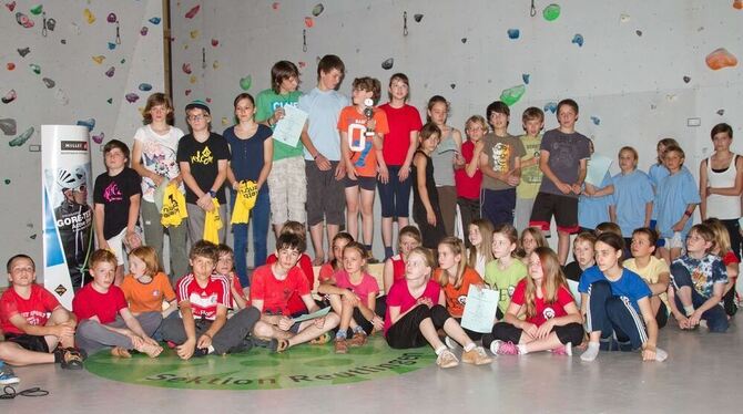 Bei der Siegerehrung gab es für die geschafften Kletterer Pokale und Urkunden.