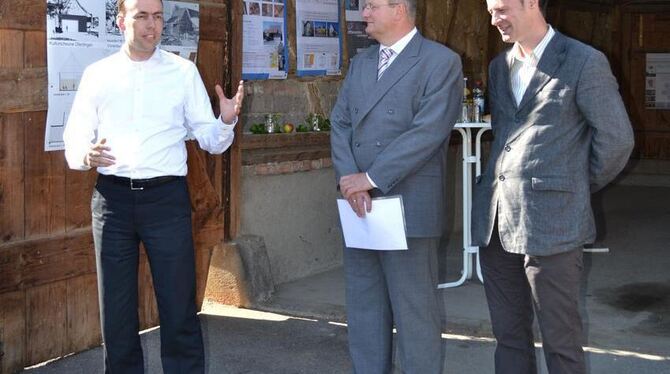Anfangs gab sich Minister Nils Schmid (von links) beim Empfang durch Oferdingens Bezirksbürgermeister Ralph Schönenborn und den