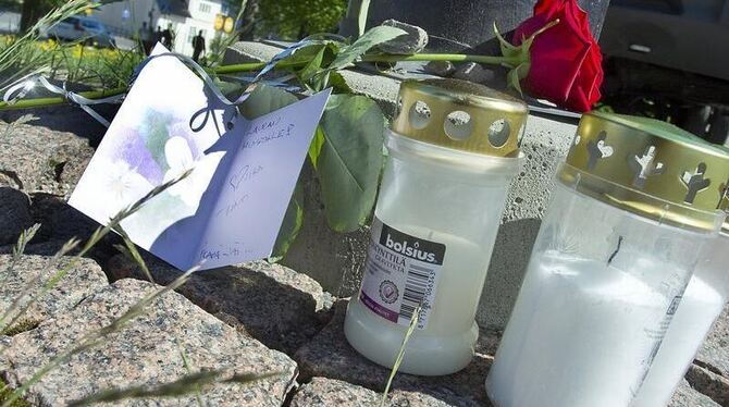 Mit Kerzen und Blumen wird an die Opfer der Bluttat erinnert. Foto: Mauri Ratilainen