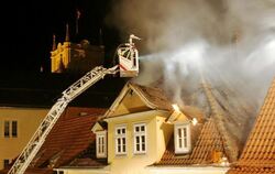 Feuerwehrleute löschen in der Coburger Altstadt ein brennendes Haus. Foto: Sven Kienel