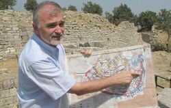 Der Leiter der Troja-Ausgrabungen, Prof. Ernst Pernicka, aufgenommen mit einem Plan der legendären antiken Stadt in den Händen v