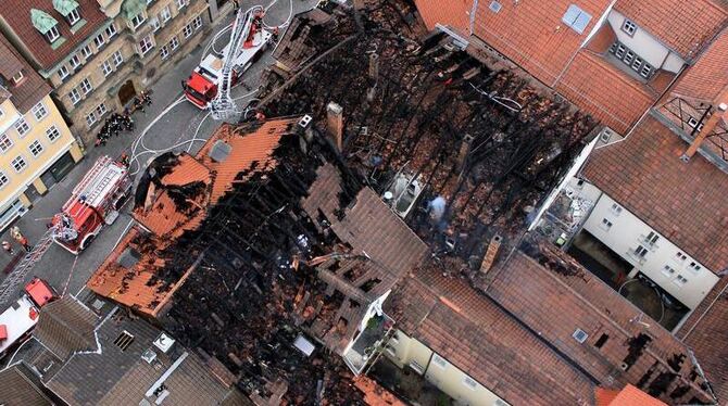 Die von einer Luftbilddrohne aus gemachte Aufnahme zeigt den Brandort im historischen Stadtkern von Coburg. Foto: copterflug.