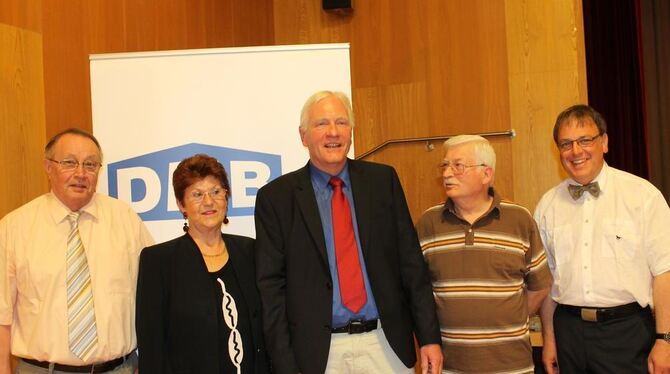 Der neue (und alte) Mieterbund-Vorstand (von links): Stellvertretender Vorsitzender Willi Gödde, Kassiererin Inge Zöllner, Vorsi Der neue (und alte) Mieterbund-Vorstand (von links): Stellvertretender Vorsitzender Willi Gödde, Kassiererin Inge Zöllner, Vorsi