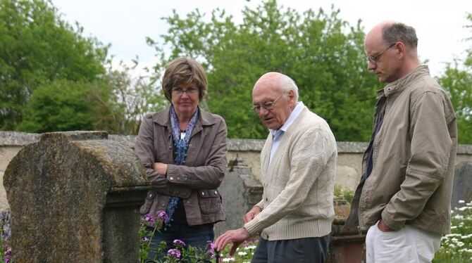 Paul Bleher mit Nichte Elisabeth und Sohn Jörg beim Besuch auf dem Friedhof.  FOTO: MKÖ