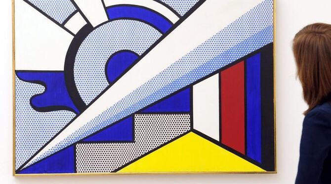 Eine Frau sieht sich im Kunstmuseum Stuttgart  das Bild »Modern Painting with Wedge« von Roy Lichtenstein an.