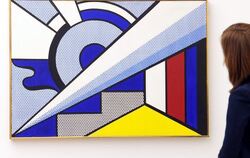 Eine Frau sieht sich im Kunstmuseum Stuttgart  das Bild "Modern Painting with Wedge" von Roy Lichtenstein an.