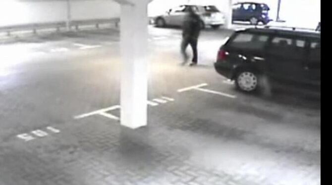 Die Polizei suchte mit dem Bild einer Überwachungskamera nach dem Mörder der elfjährigen Lena. Foto: Polizei Emden