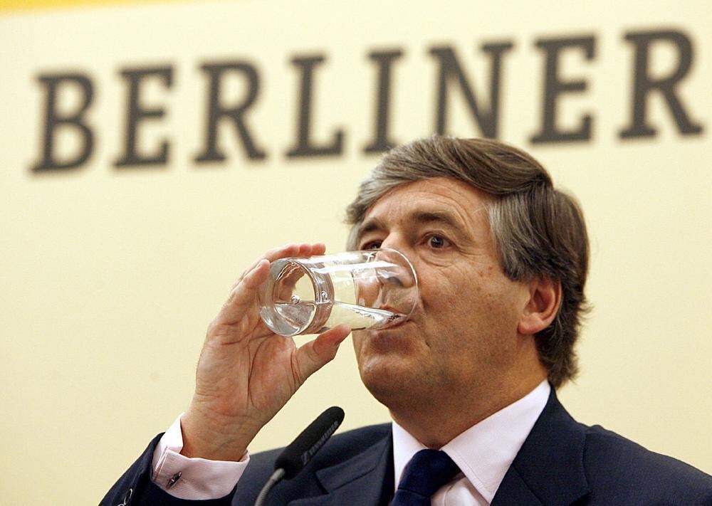 Der Vorstandsvorsitzende der Deutschen Bank Josef Ackermann trinkt 2006 in Berlin auf einer Pressekonferenz zur Bankübernahme ei Der Vorstandsvorsitzende der Deutschen Bank Josef Ackermann trinkt 2006 in Berlin auf einer Pressekonferenz zur Bankübernahme ei
