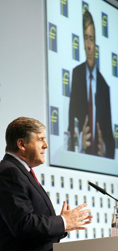 Vor einer Videowand mit seinem eigenen Konterfei spricht Josef Ackermann, Vorstandsvorsitzender der Deutschen Bank 2008 auf der Vor einer Videowand mit seinem eigenen Konterfei spricht Josef Ackermann, Vorstandsvorsitzender der Deutschen Bank 2008 auf der