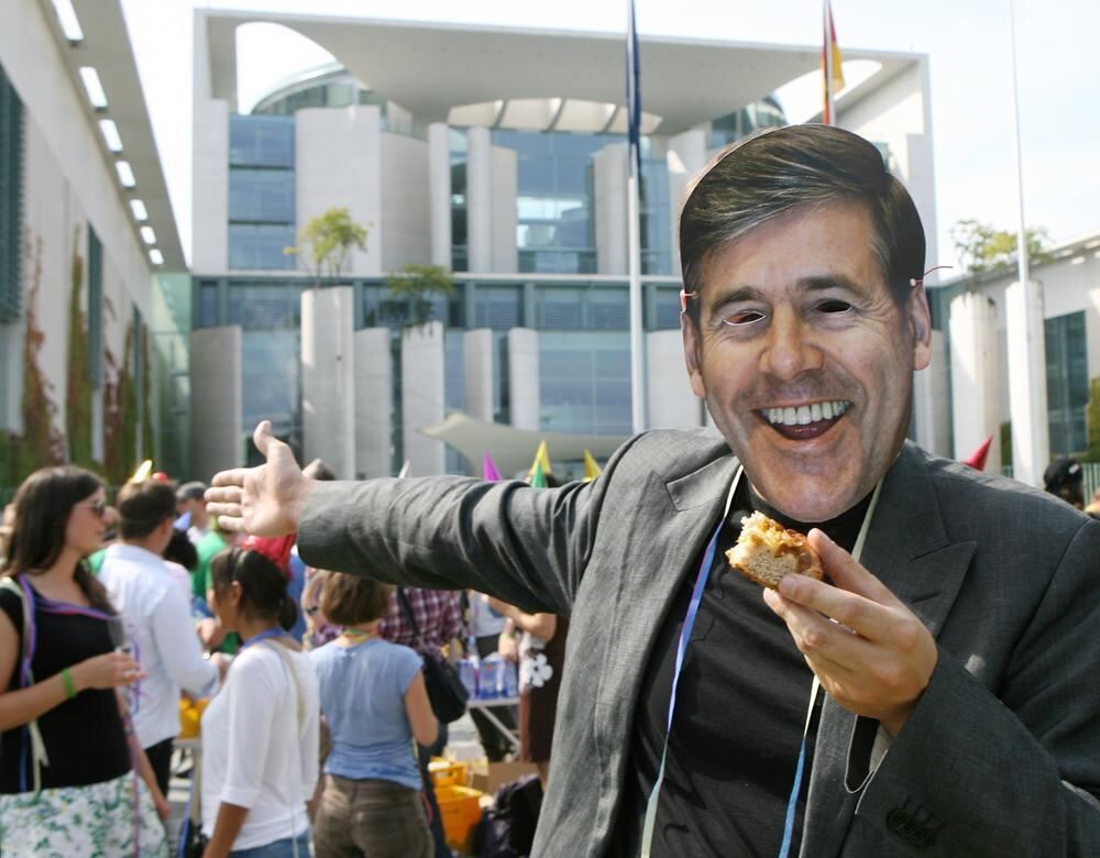 Verkleidet als Deutsche-Bank-Chef Josef Ackermann inszeniert 2009 am Kanzleramt in Berlin ein Aktivist von Bündnis 90/Die Grünen