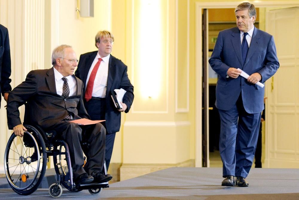 Deutsche-Bank-Chef Josef Ackermann (rechts) und Finanzminister Wolfgang Schäuble (CDU) kommen 2011 im Finanzministerium in Berli