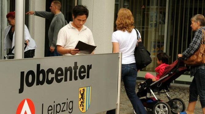 Die Arbeitslosenquote in Deutschland ist um 0,3 Punkte auf 6,7 Prozent gesunken. Vor einem Jahr hatte sie bei 7,0 Prozent gel
