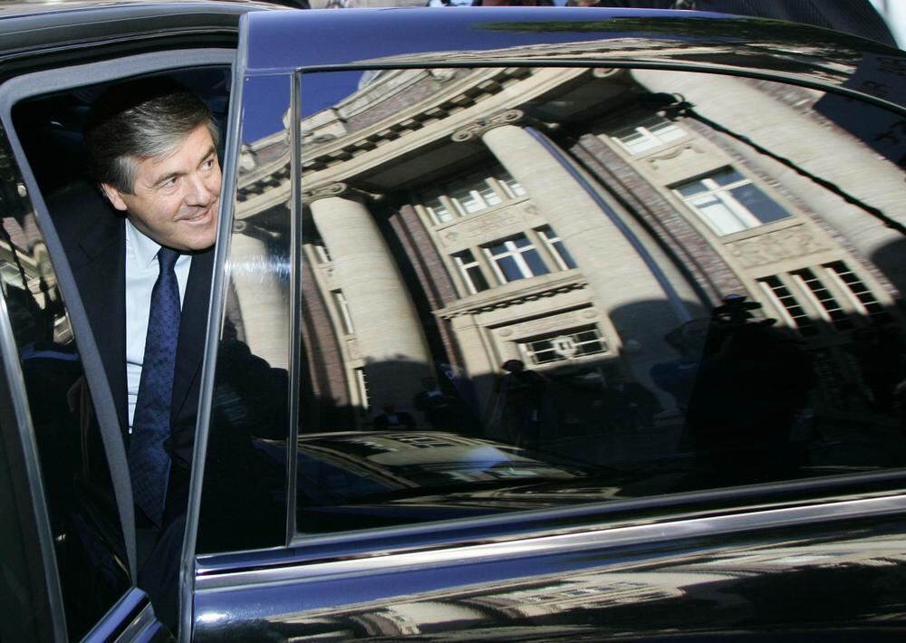 Josef Ackermann steigt aus seiner Dienstlimousine.