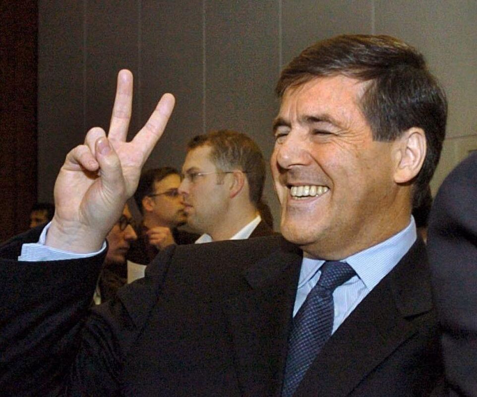 Diese Geste wird in Erinnerung bleiben: Der Vorstandsvorsitzende der Deutschen Bank AG, Josef Ackermann scherzt am 21. Januar 20 Diese Geste wird in Erinnerung bleiben: Der Vorstandsvorsitzende der Deutschen Bank AG, Josef Ackermann scherzt am 21. Januar 20