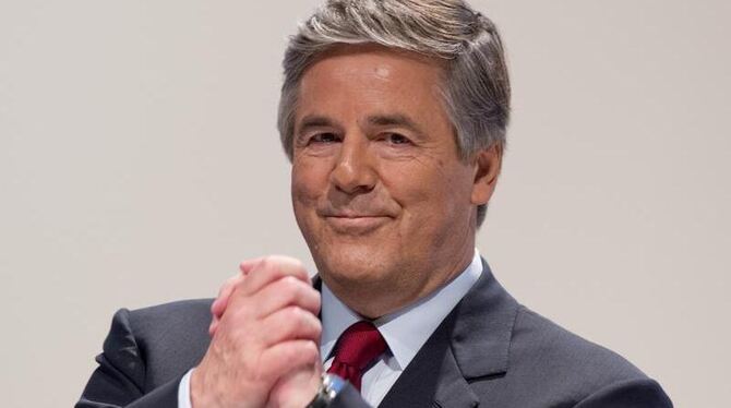 Josef Ackermann, scheidender Chef der Deutschen Bank präsentiert sich auf der Hauptversammlung der Deutschen Bank in Frankfur Josef Ackermann, scheidender Chef der Deutschen Bank präsentiert sich auf der Hauptversammlung der Deutschen Bank in Frankfur