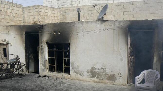 Rußgeschwärzt sind die Wände einer Krankenstation im Bezirk Idlib in Syrien. Die Einrichtung wurde bei einem Angriff im Bürge