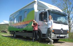 Das Erfolgsmodell in Sachen Umweltbildung kommt aus Tübingen: Ökomobil mit Geografin Sabine Reussink, rechts, die seit zwölf Jah