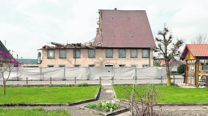 Fotografie als Tatortbeschreibung: die Demontage dörflicher Räume, in Bildern aus der Region thematisiert.  FOTO: CLAUDIO HILS