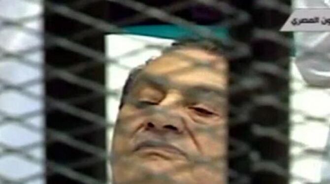 Gegen den früheren Präsidenten von Ägypten, Husni Mubarak, wird das Gerichtsurteil verkündet. Ihm werden Gewalt gegen Demonst